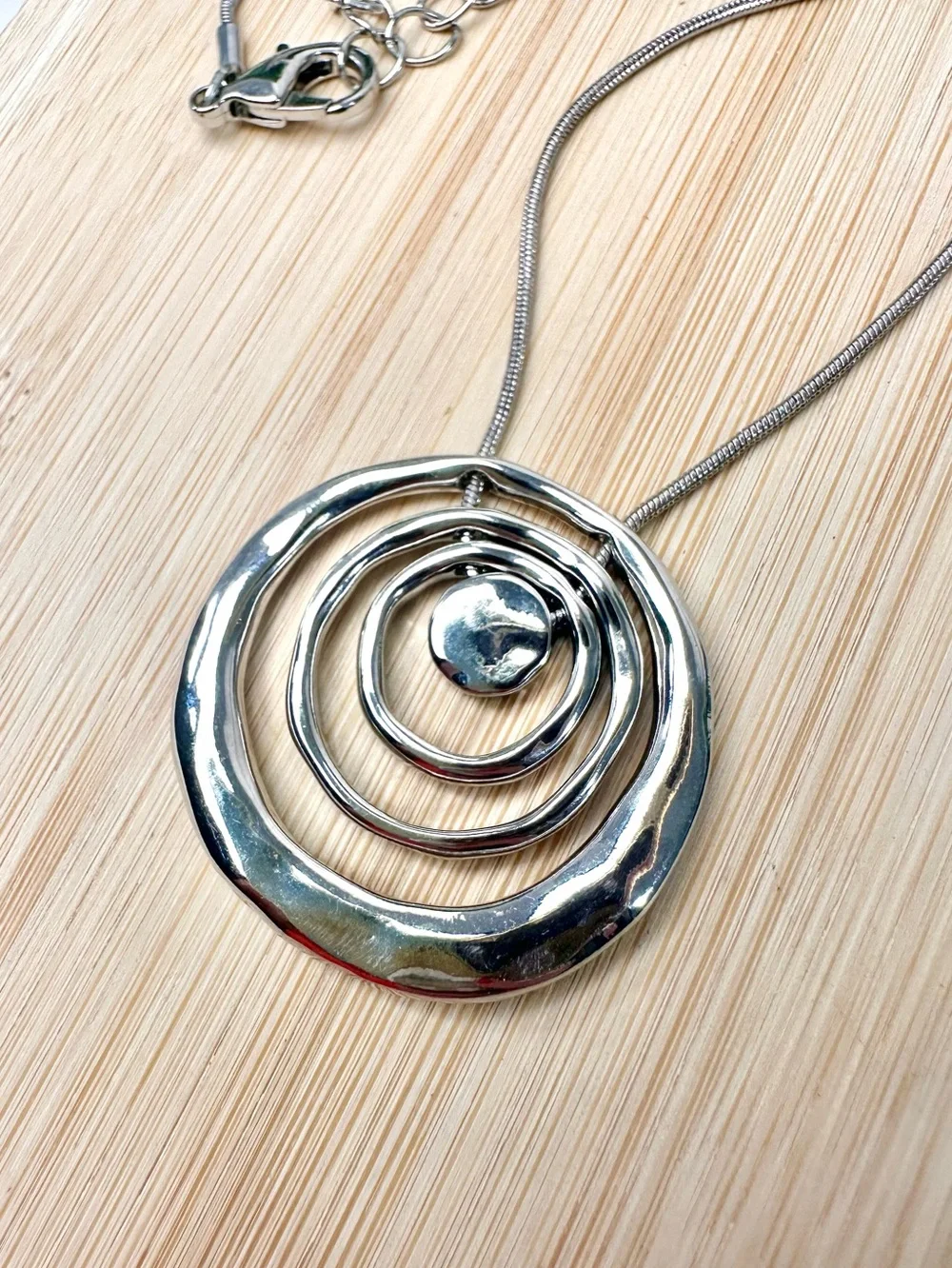🤍 Silver Tone Concentric Circles Pendant Necklace